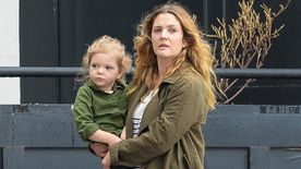 Interneten keresett társat és vakrandira vágyik Drew Barrymore