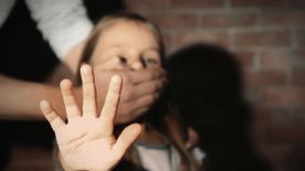 A nő, aki adta-vette a gyerekeket, és így több ezer család életét tette tönkre (18+)