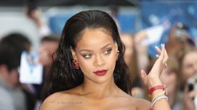 Újabb magyar divatsiker! Rihanna Nanushka ruhát viselt