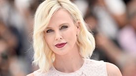 A szingli Charlize Theront hidegen hagyja a randizás