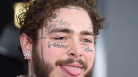 Felismerhetetlenre tetováltatta az arcát Post Malone - Fotó