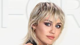 Miley Cyrus ismét botrányra hajt: félmeztelenül vonaglik - Videó (18+)