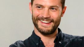 Vicces: így reagáltak Jamie Dornan gyerekei apjuk karácsonyi énekére - Videó