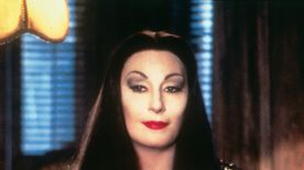 Pénz híján nem tud nyugdíjba vonulni Anjelica Huston – 10 érdekesség a 70 éves díváról