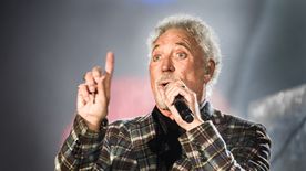Elmarad Tom Jones mai koncertje Budapesten: rosszul lett az énekes