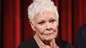  Judi Dench szerint ezt kellene tenni A korona című sorozat: "Ez nem maradhat szó nélkül"