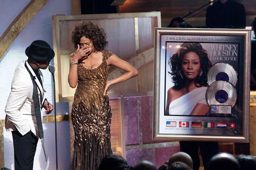 2010: elsírja magát, amikor átveszi a dupla platina lemezéért járó elismerést