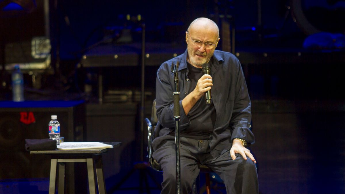 Hátműtétje után ülve adott koncertet Phil Collins Life