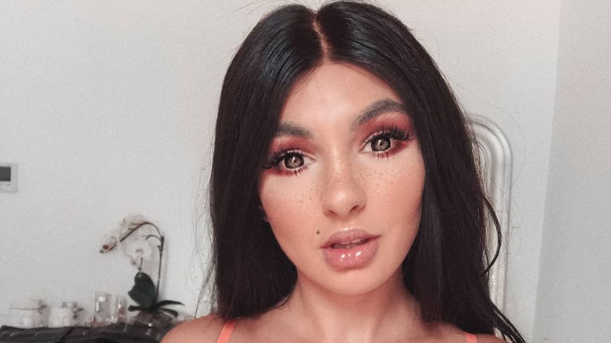 Iryna Ivanova modell szinte mindent megmutat, főleg hatalmas kebleit