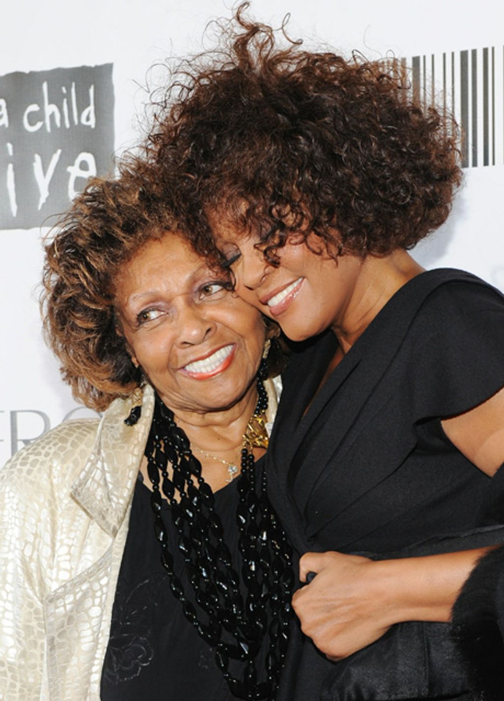 2010: édesanyjával, Cissy Houston énekesnővel
