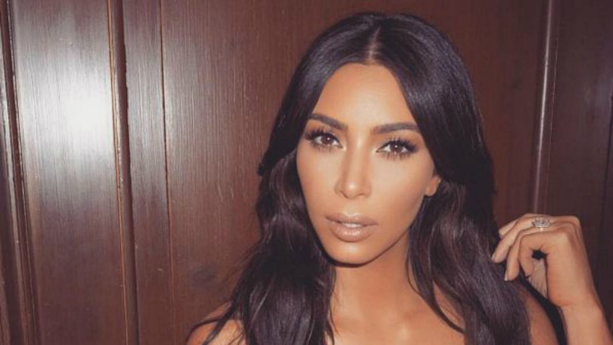 Kim Kardashian Hatalmas Melleit Csak Leheletnyi Csipke Takarja Life