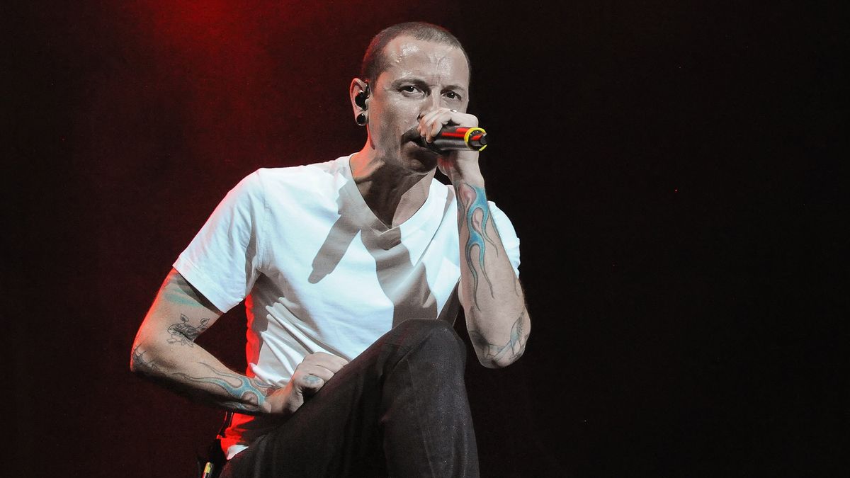 Линкин парк солистка 2024. Линкин парк солистка 2024. Linkin park честер беннингтон. Линкин парк честер беннингтон. Солист группы линкин парк честер.