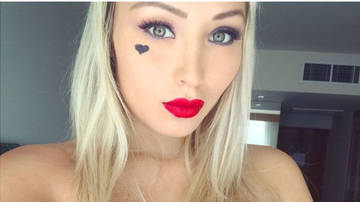 Daniella Chavez modell tangában pózol Fotó Life
