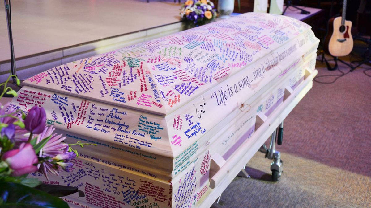 Összefirkálták a rákban elhunyt lány koporsóját - Life