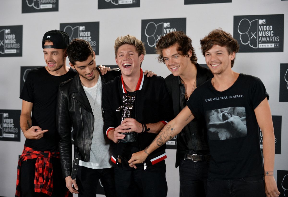 Liam Payne (L), Zayn Malik (2nd L), Niall Horan (C), Harry Styles (2nd R) and Louis Tomlinson (R) of One Direction at the MTV Video Music Awards August 25, 2013 at the Barclays Center in New York.