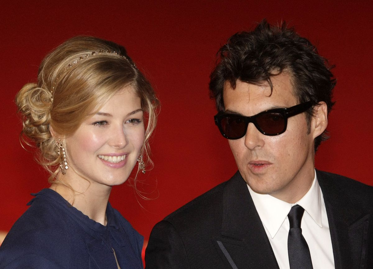 British actress Rosamund Pike (L) and British film director Joe Wright arrive for the British Academy of Film and Television Awards (BAFTA) in central London, on February 10, 2008. AFP PHOTO/SHAUN CURRY (Photo by SHAUN CURRY / AFP)