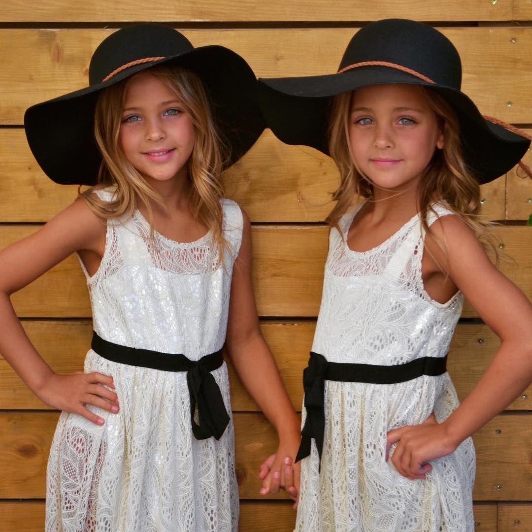 A Claments ikrek, a világ legszebb egypetéjű ikreki 7 éves korukban