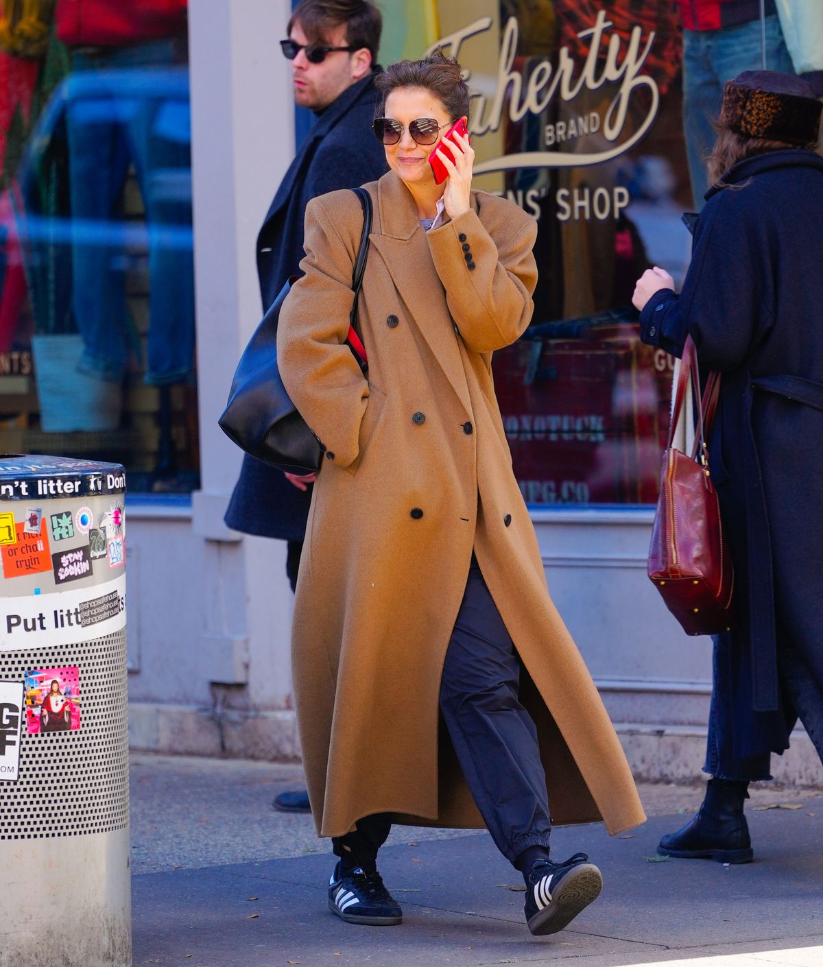 Katie Holmes, New York, barna kabát, fekete nadrág és cipő, elavult divatszabály