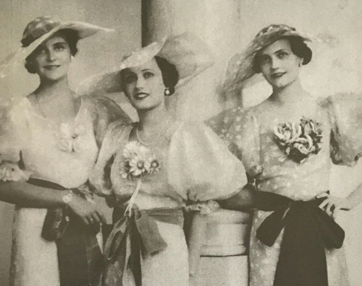 A harmincas évek dámái, gróf Apponyi Geraldine, ifj. Pucher Józsefné és Törley Antalné 1935-ben talpig Rotschild-kreációban egy jótékonysági eseményen-Szinházi élet