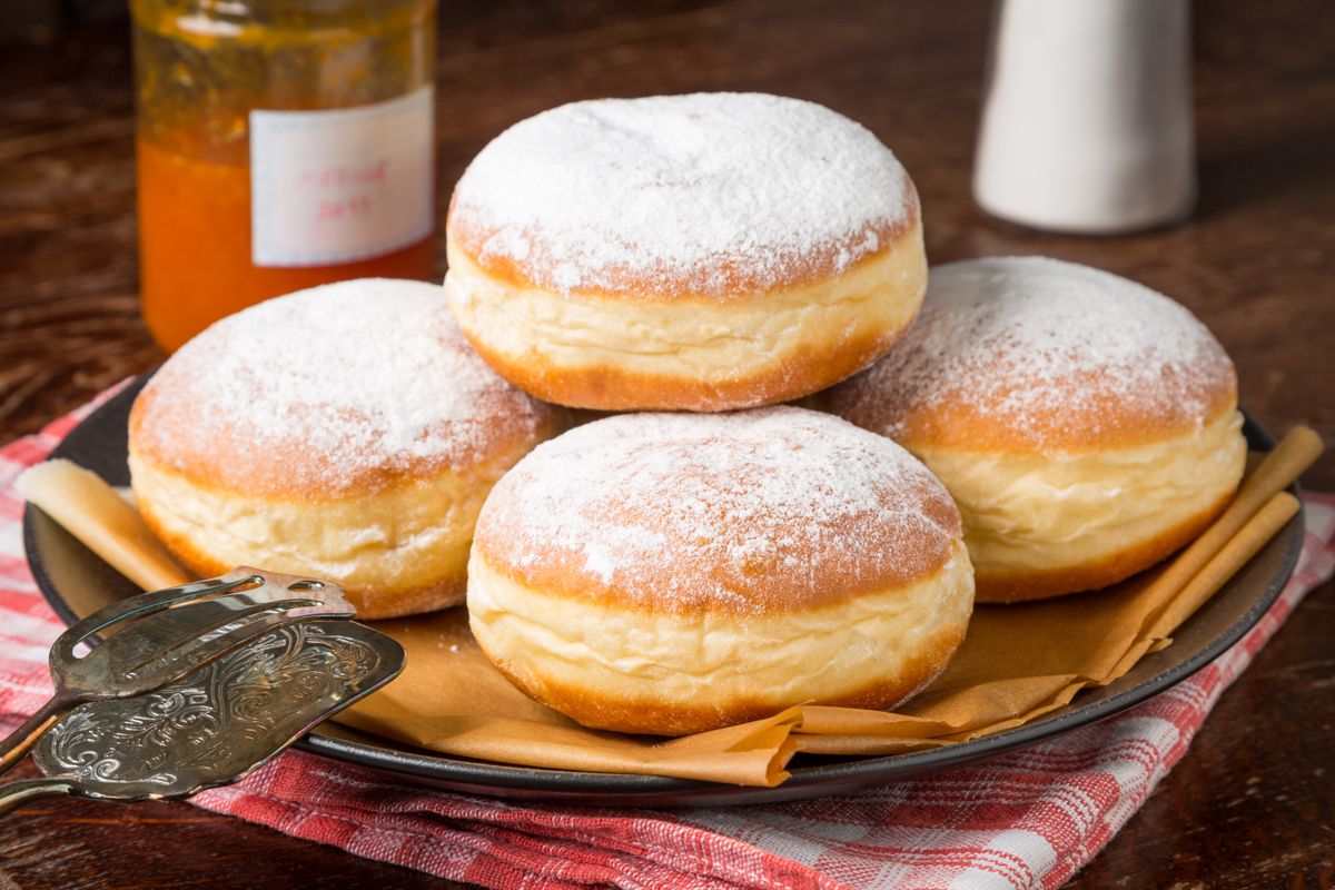 Group,Of,Krapfen,On,A,Plate,With,Jam