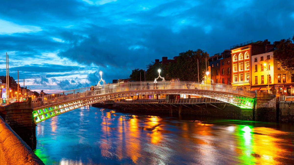Ha'penny,Bridge,At,Twilight,Blue,Hour,-,Dublin,,Ireland.