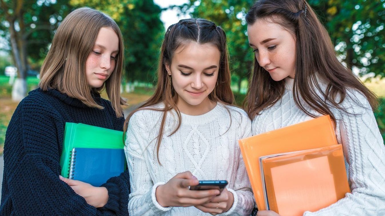 tinédszerek telefon, iskolás lányok, közösségi média