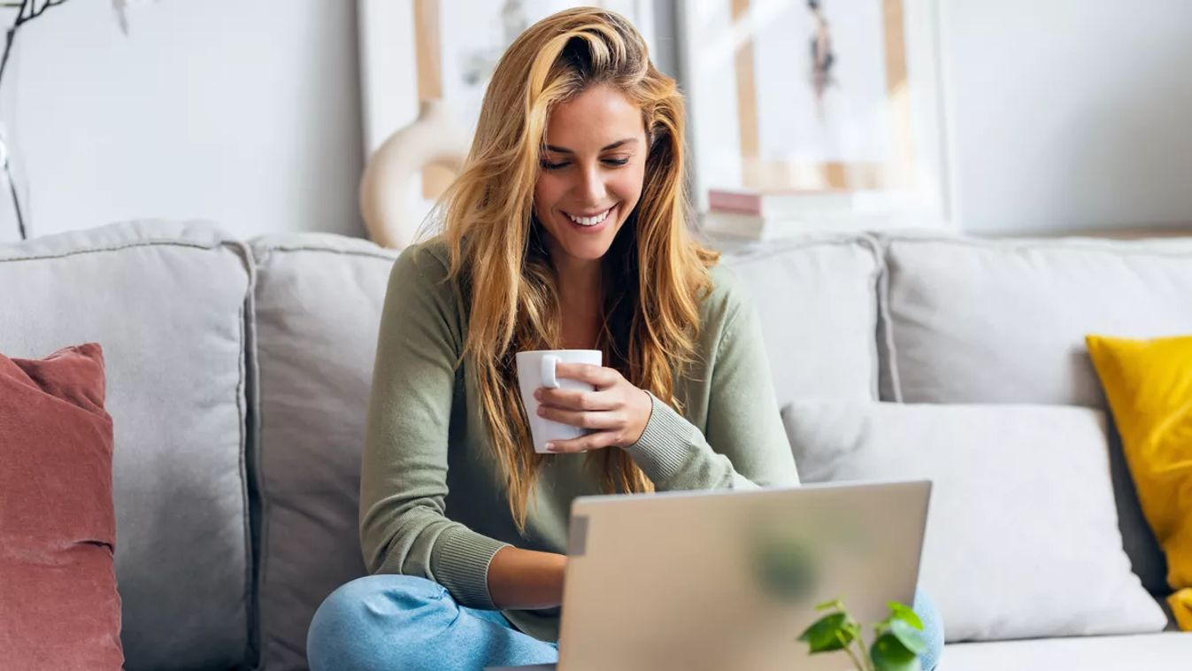 online kereskedés, internetező nő, online eladás, online véásárlás, nő laptoppal és kávéval