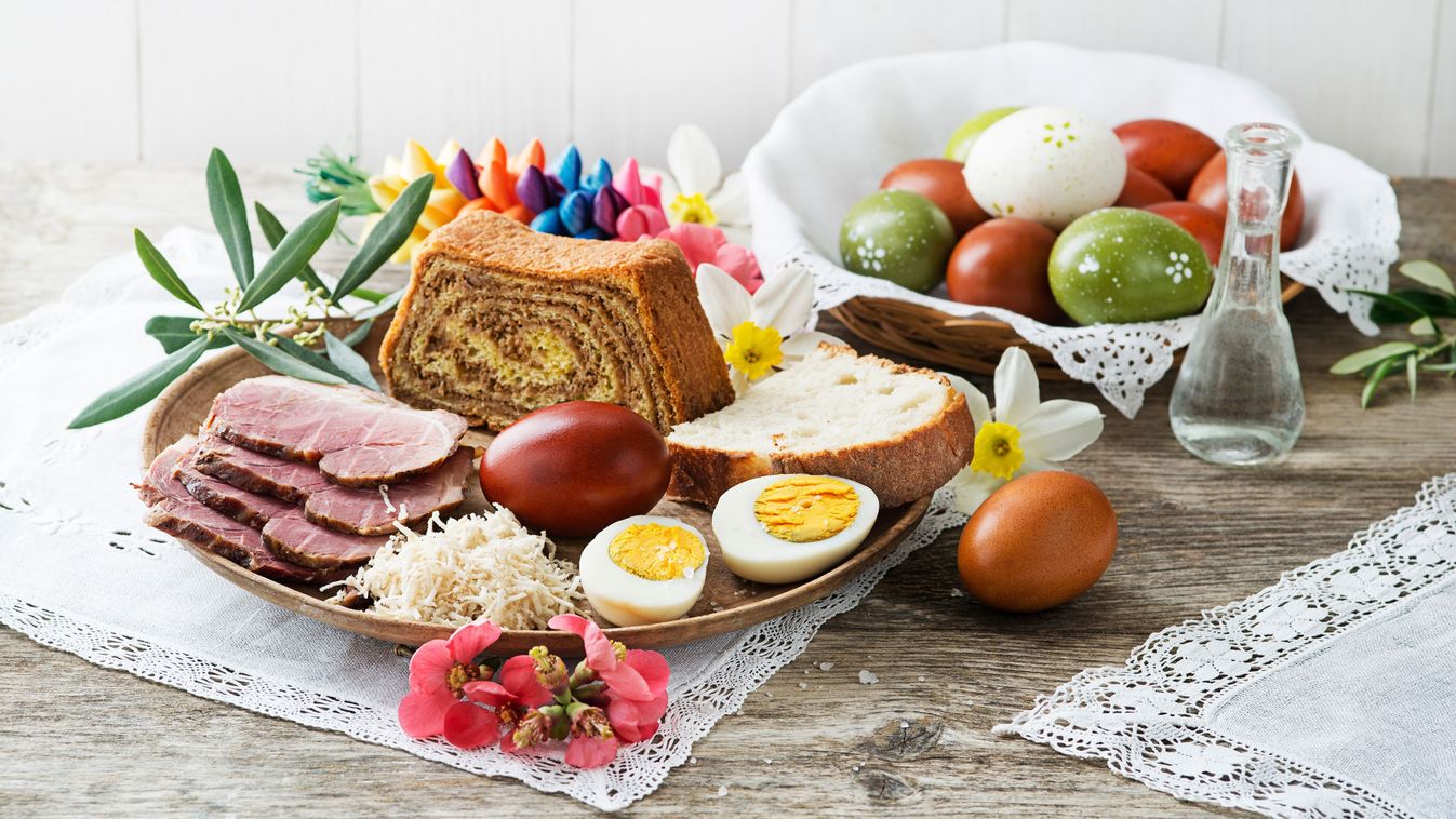 Húsvéti asztal, sonka,tojás, kalács