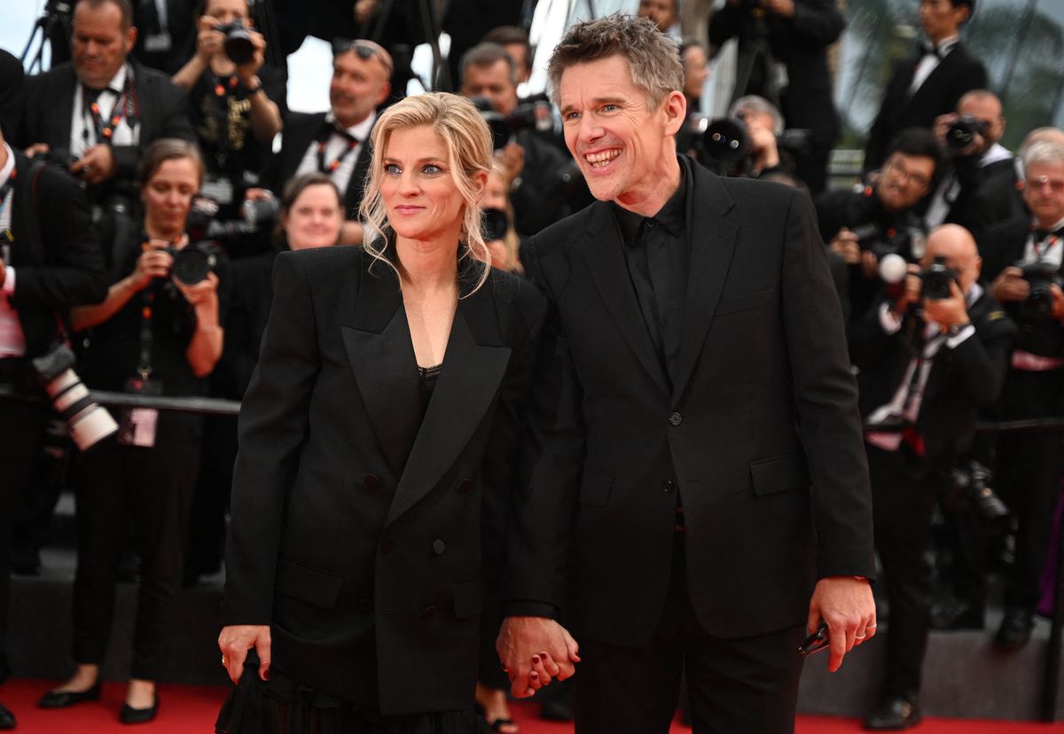 Ethan Hawke és felesége Ryan Shawhughes, 
US actor Ethan Hawke (R) arrives with his wife Ryan Shawhughes for the screening of the film "Extrana Forma de Vida" (Strange Way of Life) during the 76th edition of the Cannes Film Festival in Cannes, southern France, on May 17, 2023. (Photo by 