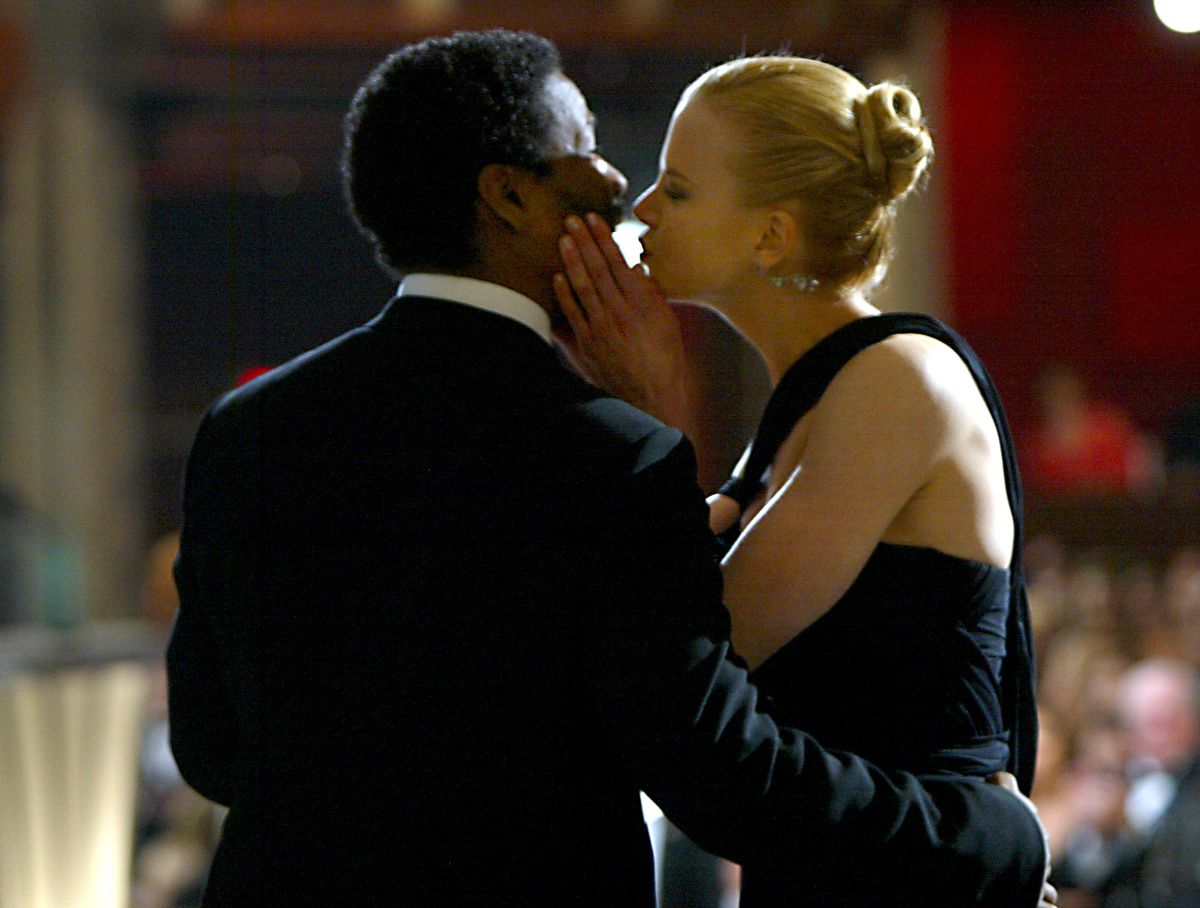 Nicole Kidman won Best Actress for "The Hours", kisses presenter Denzel Washington, at the 75th Annu