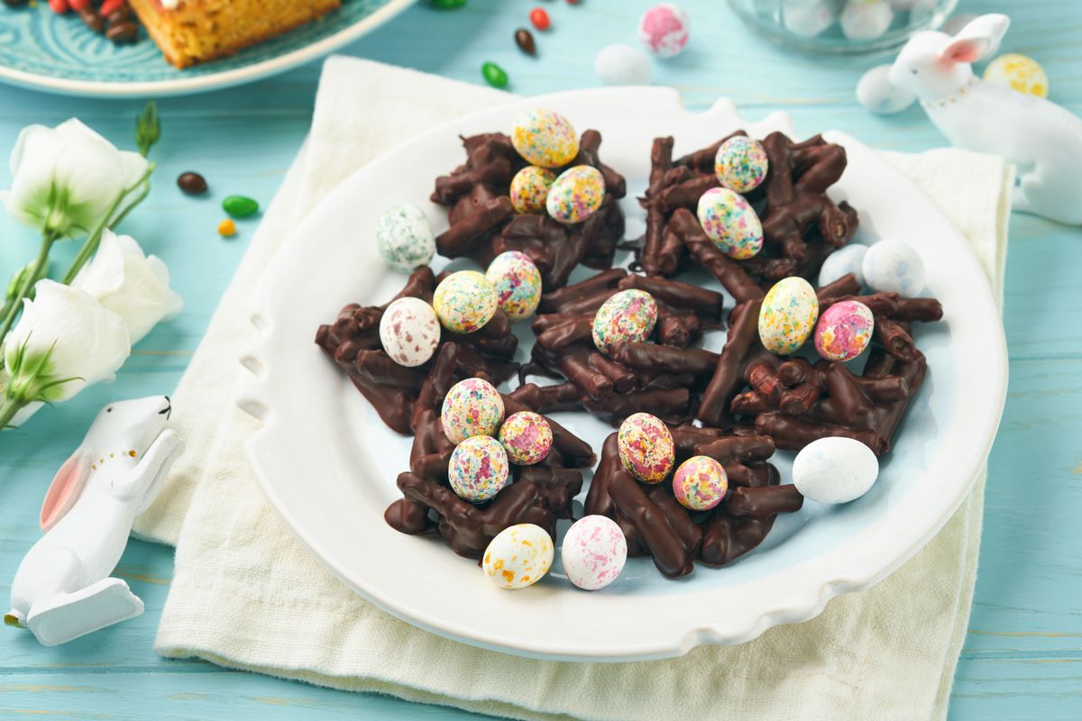 csokis húsvéti desszert három hózzávalóból, csokis, ropis fészek húsvétra