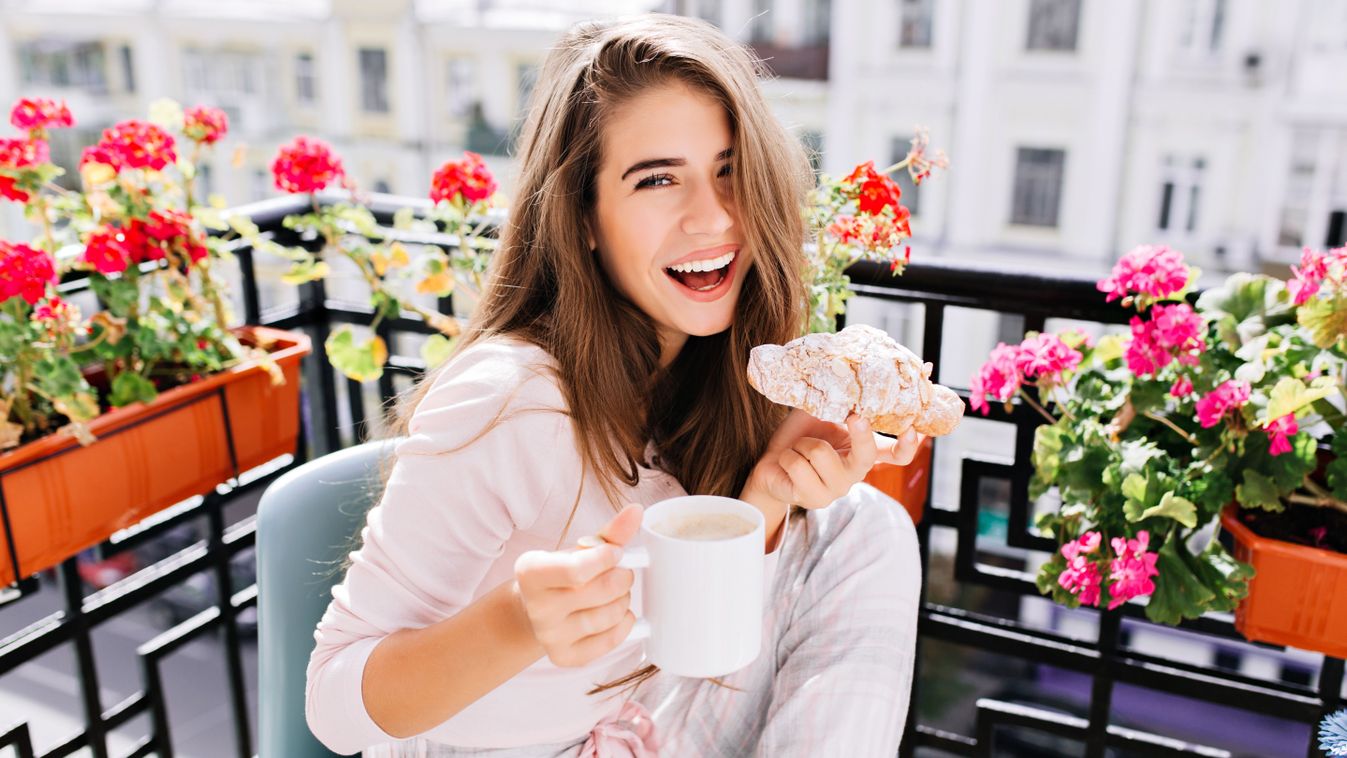 boldog nő a teraszon kávézik, tavasz, kávé, terasz, happy woman