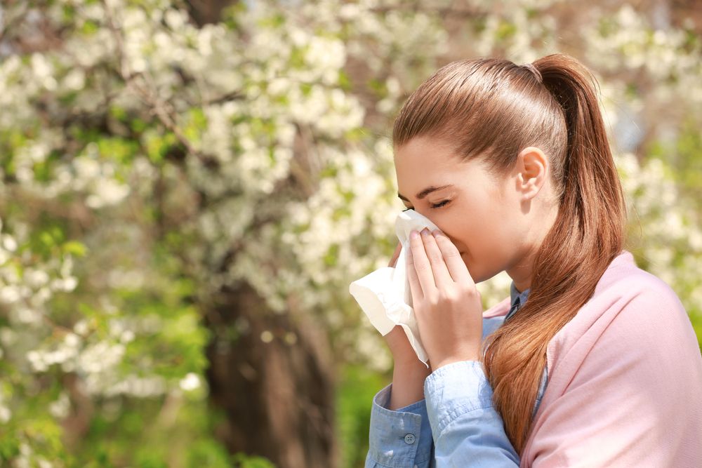 Az allergia tünetei megkeserítik a betegek életét, de nem csak a gyógyszer segít.