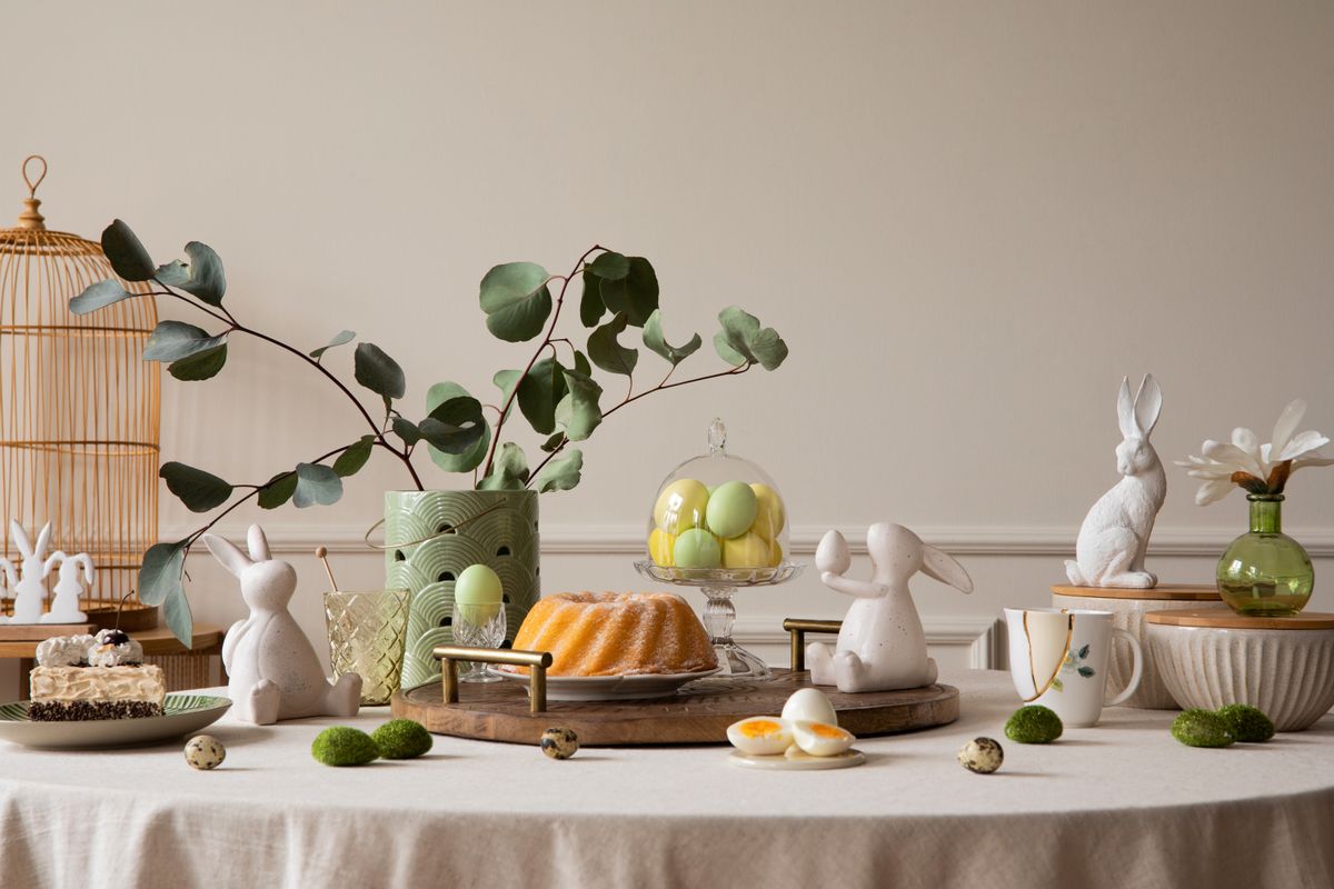 Húsvéti asztaldekor hagyományos motívumokkal