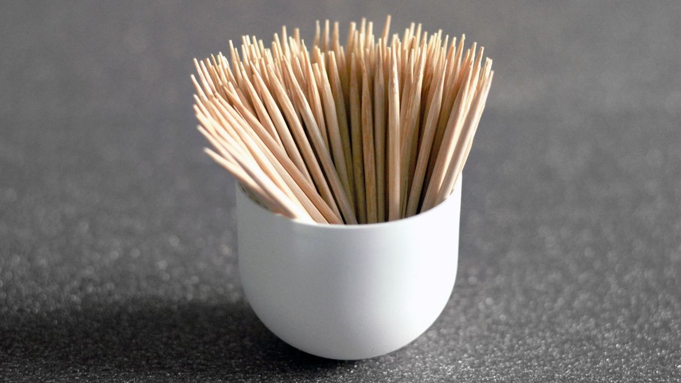 Wooden,Toothpicks,In,A,Cup,On,A,Dark,Background