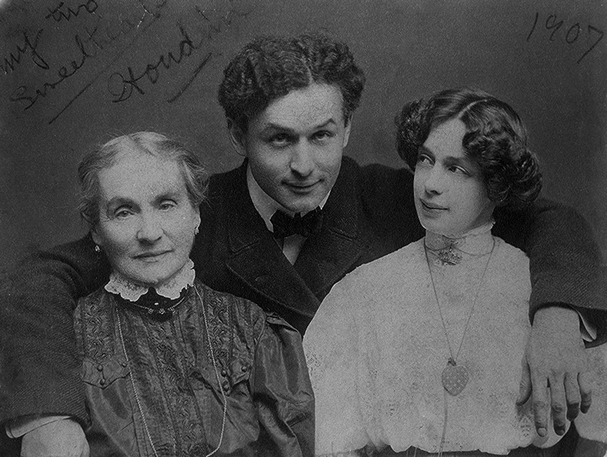 Harry Houdini édesanyjával és feleségével