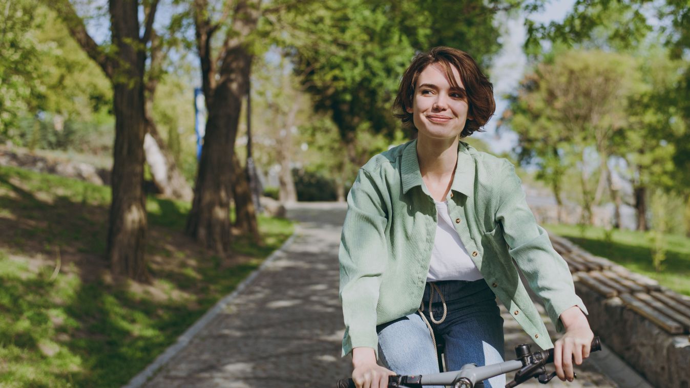 boldog nő, tavasz, bicikli, kerékpár, horoszkóp