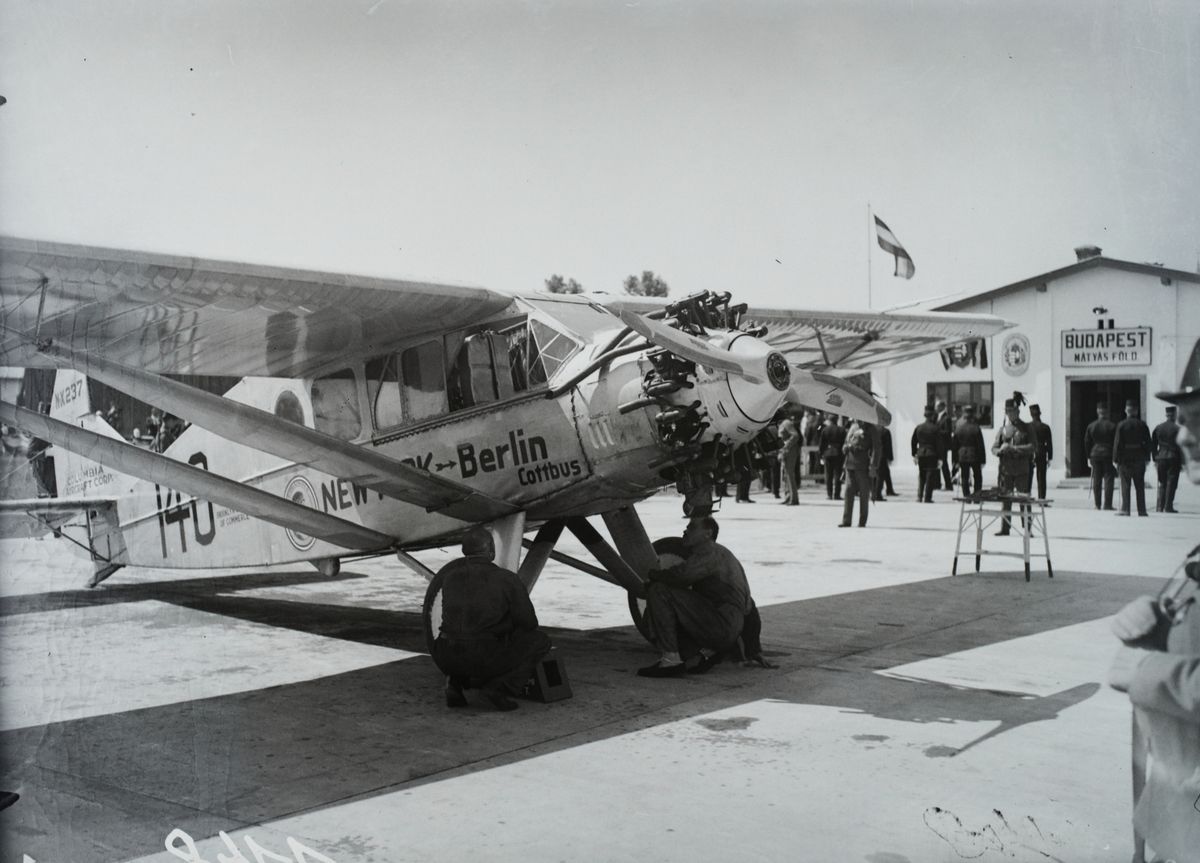 Magyarország,
Budapest XVI.,
Mátyásföldi repülőtér
Chamberlin és Levine óceánrepülők Wright-Bellanca típusú repülőgépe. 
1927