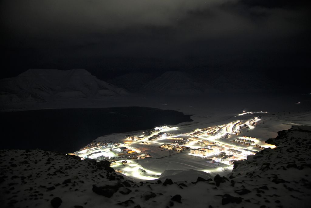 Longyearbyen, az észak-norvégiai Spitzbergák (Svalbard) szigetcsoport fővárosa. Longyearbyen a Föld legészakibb helyének számít, ahol több mint 1000 lakos él.