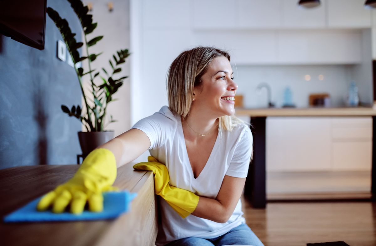 Beautiful,Young,Caucasian,Blonde,Housewife,With,Rubber,Gloves,On,Hands, portörlés, takarítás