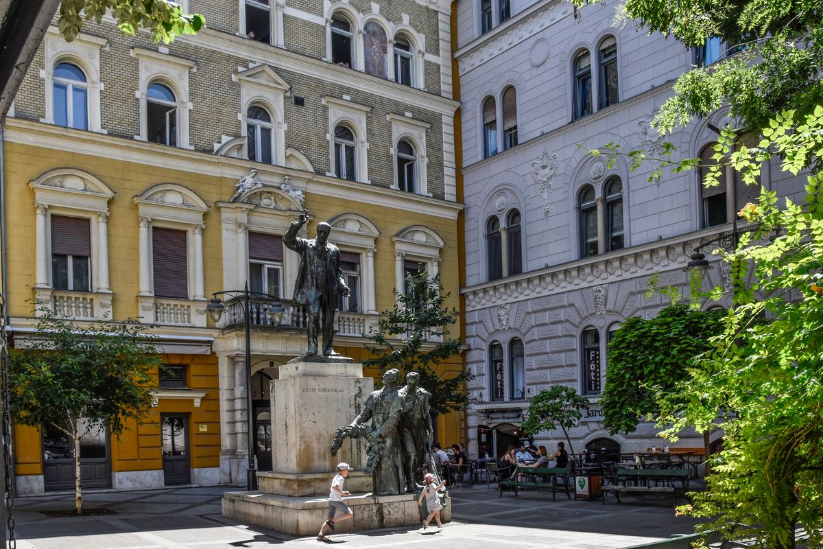 Városkép - Budapest - Lőrinc pap tér  
Képszöveg
Budapest, 2022. június 22.
Zichy Nándor gróf (1829–1911) politikus, országgyűlési képviselő szobra, Orbán Antal alkotása (1930) a főváros VIII. kerületében, a Lőrinc pap téren. A szoborcsoportot 1949-ben lebontották és eltávolították, elrejtették, így rejtekhelyéről 1992-ben került vissza az eredeti helyére.