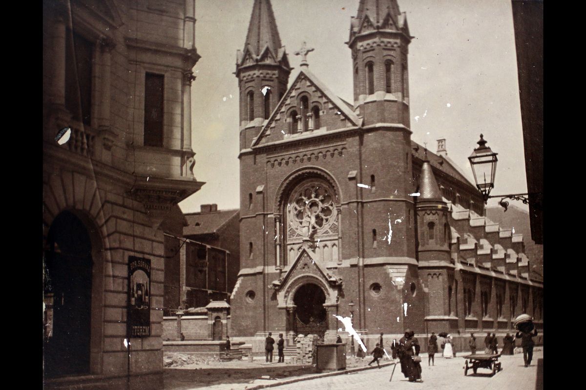 Magyarország, 1910
Budapest VIII.
a Lőrinc pap (Scitovszky) tér - Mária utca sarkán a Jézus Szíve-templom.