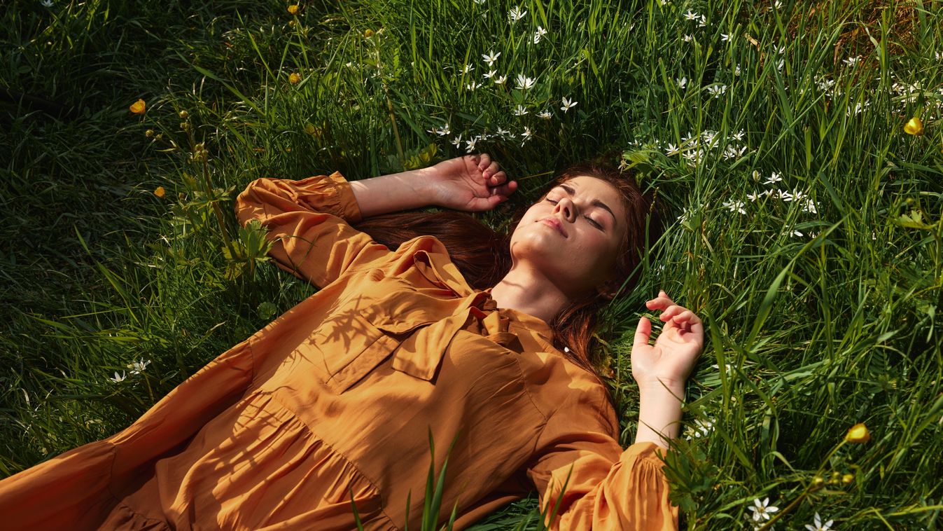 fiatal lány pihen a fűben