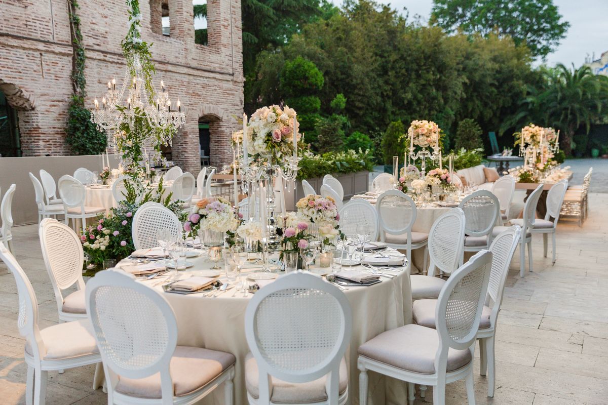 esküvő, helyszín, asztal, fehér dekoráció