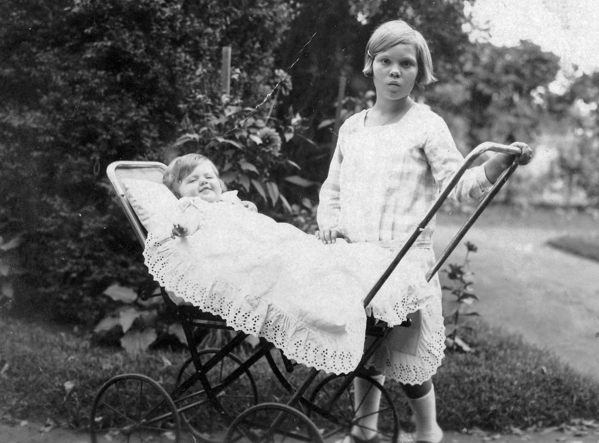 kislányok, 1924, babakocsi