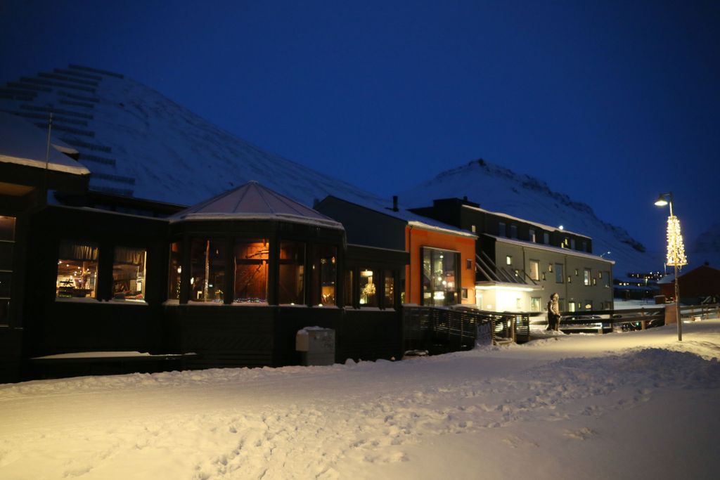 Étterem Longyearbyenben. Longyearbyen. A város körülbelül az északi szélesség 78. fokán fekszik, mintegy 1300 kilométerre az Északi-sarktól, ahol évente akár négy hónapig is sarkköri sötétség van. 