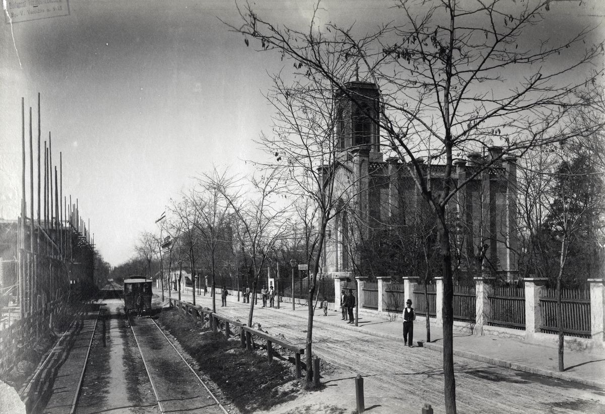 Hermina út, jobbra a Hermina-kápolna. A felvétel 1895 körül készült.