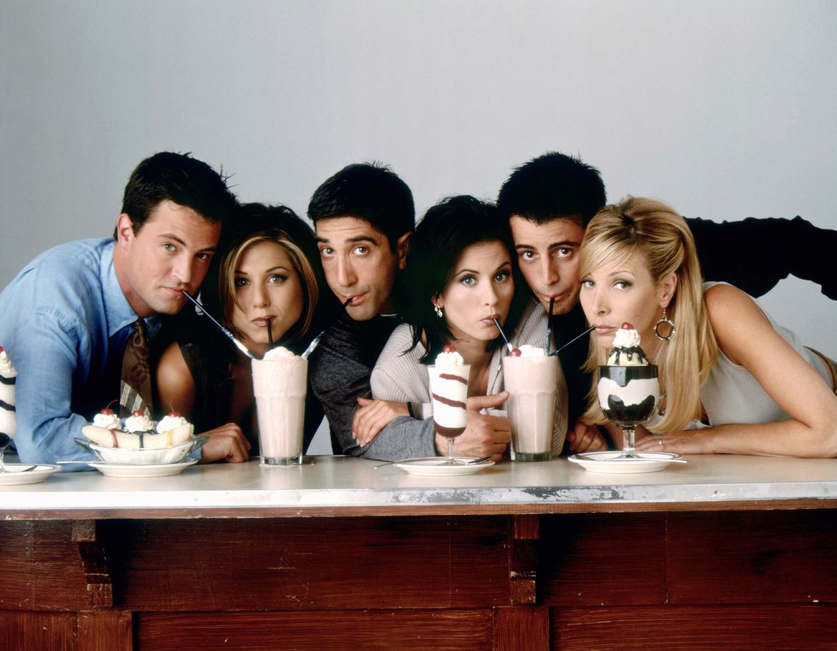 COURTENEY COX, DAVID SCHWIMMER, JENNIFER ANISTON, LISA KUDROW, MATT LEBLANC and MATTHEW PERRY in FRIENDS, 1994, directed by GAIL MANCUSO, GARY HALVORSON, JAMES BURROWS, MICHAEL LEMBECK and PETER BONERZ. Copyright WARNER BROS. TELEVISION.