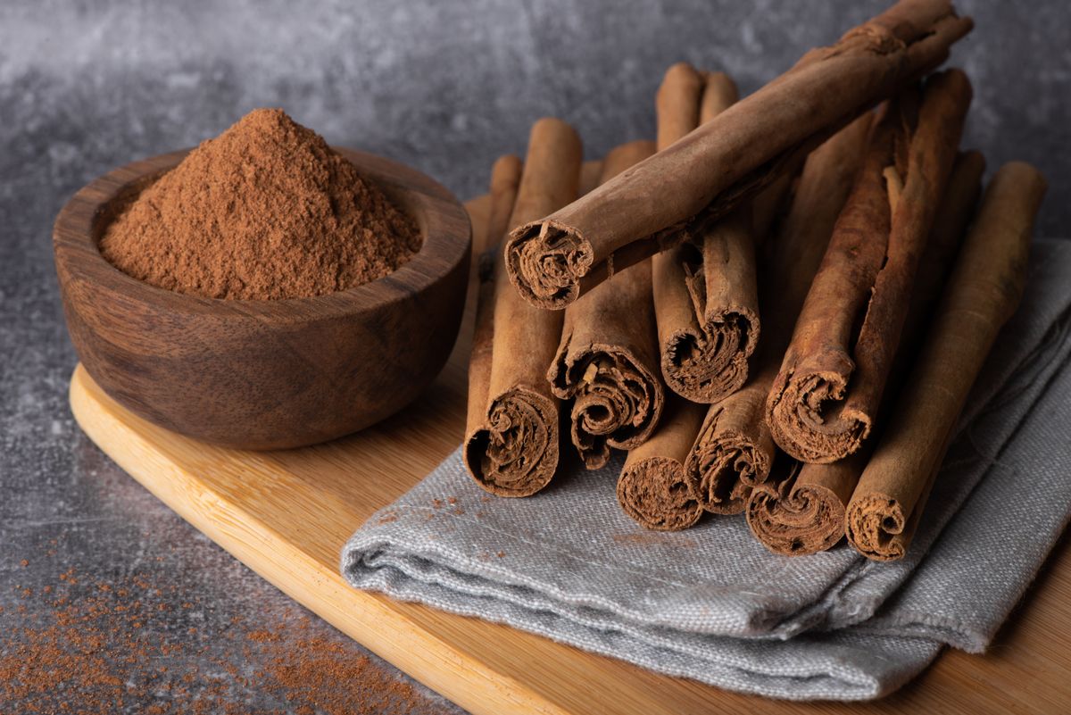 Cinnamon,Sticks,On,A,Wooden,Background.,Cinnamon,Spice,In,A
fahéj