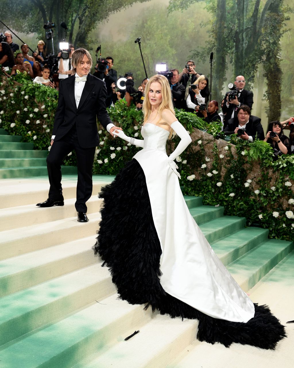 Nicole Kidman is egy csodás Balenciaga ruhát választott a jeles alkalomra. Az estélyi egy 1950-es modell rekonstrukciója.